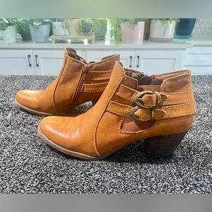 Baretraps Women’s Rilee R-Toe Straps & Buckle Details Brown Leather Boots SZ 8M